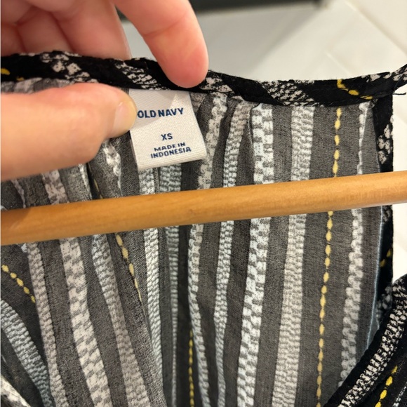 Old Navy lightweight cami top EUC - Picture 4 of 5